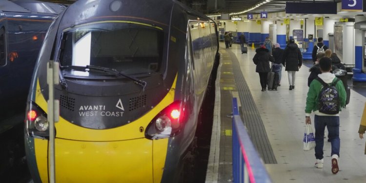 Μεγάλη Βρετανία: Ξεκίνησε δρομολόγια η πρώτη εταιρεία σιδηροδρόμων που επανεθνικοποιήθηκε