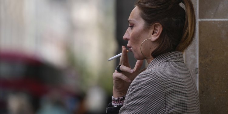 Γαλλία: Απαγόρευση καπνίσματος σε εξωτερικούς χώρους που βρίσκονται παιδιά – Σε ισχύ από την 1η Ιουλίου