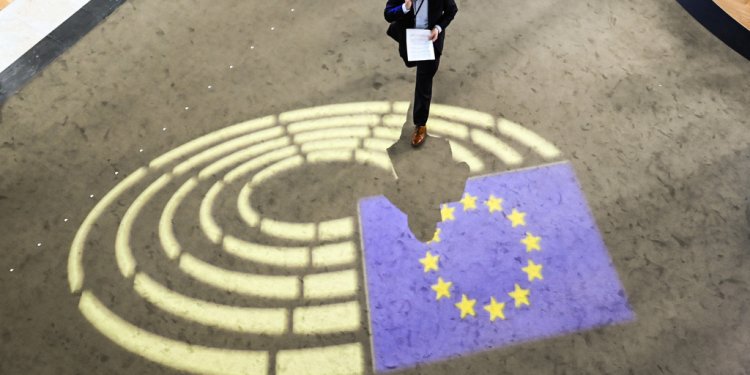 Ο «πόλεμος» των Ευρωπαίων Συντηρητικών κατά των ΜΚΟ προκαλεί διχόνοια στο πολιτικό κέντρο της Ευρώπης