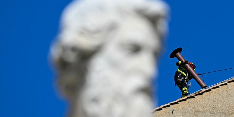 Πυρετώδεις εργασίες για την εκλογή του νέου Πάπα – Εγκαταστάθηκε η καμινάδα του Βατικανού Πυρετώδεις εργασίες για την εκλογή του νέου Πάπα – Εγκαταστάθηκε η καμινάδα του Βατικανού