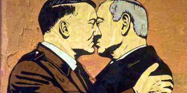 «Ο Νετανιάχου φιλά στο στόμα τον Χίτλερ» – Το γκράφιτι της καλλιτέχνιδας δρόμου Laika στη Ρώμη που έχει στόχο να σοκάρει