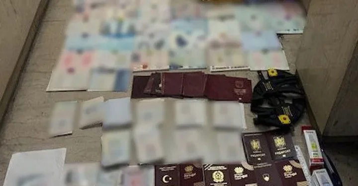 Εξαρθρώθηκε εγκληματική οργάνωση, που εξειδικευόταν στην πλαστογραφία εγγράφων και την παράνομη διακίνηση μεταναστών
