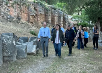 Λίνα Μενδώνη από τους Δελφούς: Μείζονα έργα για τη θωράκιση των μνημείων, την αναβάθμιση των υποδομών, με σκοπό την επιμήκυνση του χρόνου επίσκεψης 