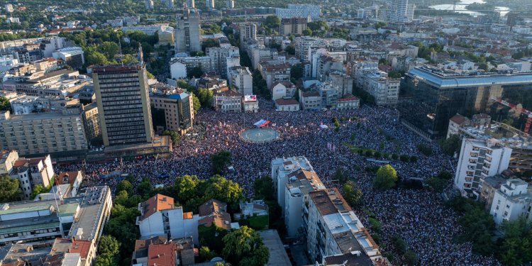 Οργή λαού στη Σερβία – Περίπου 140.000 διαδηλωτές απαίτησαν εκλογές