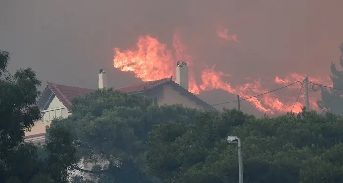 Σε ύφεση η πυρκαγιά στην Παλαιά Φώκαια Αττικής – Κάηκαν 3 σπίτια – Ισχυρές πυροσβεστικές δυνάμεις συνεχίζουν να επιχειρούν Σε ύφεση η πυρκαγιά στην Παλαιά Φώκαια Αττικής – Κάηκαν 3 σπίτια – Ισχυρές πυροσβεστικές δυνάμεις συνεχίζουν να επιχειρούν
