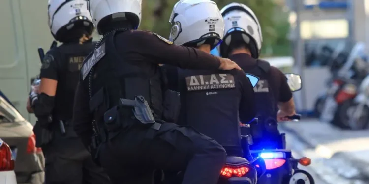 Ανήλικος με μπαλτά λήστεψε μίνι μάρκετ στην Πτολεμαΐδα