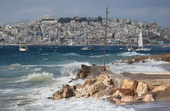 Αισθητή πτώση της θερμοκρασίας – Θυελλώδεις βοριάδες έως 9 μποφόρ