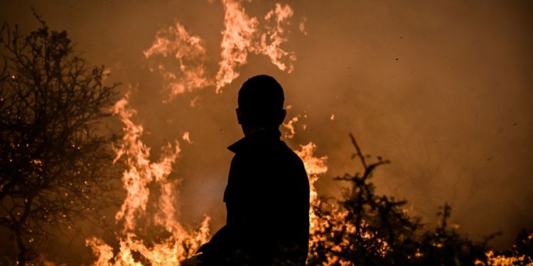 Φωτιές στη Χίο: Σε κατάσταση έκτακτης ανάγκης το νησί, συνεχείς εκκενώσεις, προβλήματα με ρεύμα και νερό