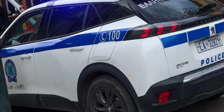 Τρία άτομα κατηγορούνται για ξυλοδαρμό άνδρα, μπροστά στον ανήλικο γιο του, μέσα σε γήπεδο Τρία άτομα κατηγορούνται για ξυλοδαρμό άνδρα, μπροστά στον ανήλικο γιο του, μέσα σε γήπεδο