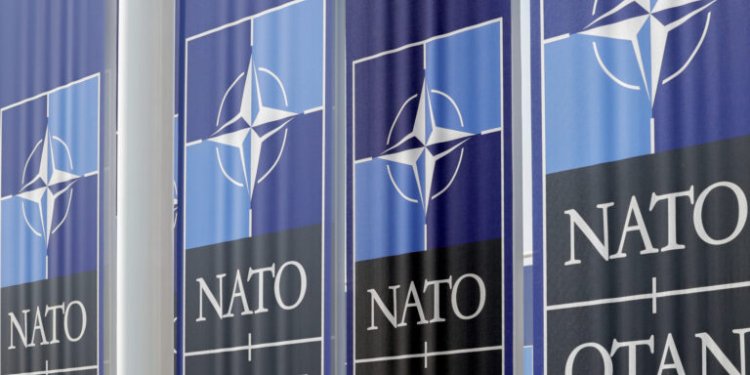 NATO: Η Βρετανία δεσμεύεται να επιτύχει τον στόχο για στρατιωτικές δαπάνες που θα ανέρχονται στο 5% του ΑΕΠ