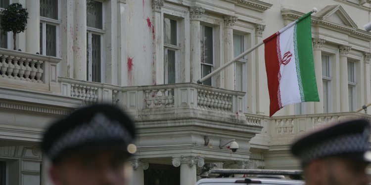 Επτά συλλήψεις σε διαδηλώσεις έξω από την πρεσβεία του Ιράν στο Λονδίνο