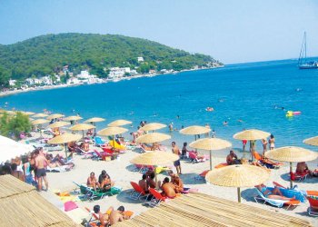 Ο ΠΟΛΕΜΟΣ ΠΛΗΤΤΕΙ ΤΟΝ ΕΛΛΗΝΙΚΟ ΤΟΥΡΙΣΜΟ: ΟΛΑ ΣΤΟ «ΚΟΚΚΙΝΟ» ΚΑΙ ΑΒΕΒΑΙΟΤΗΤΑ ΓΙΑ ΤΟ ΚΑΛΟΚΑΙΡΙ