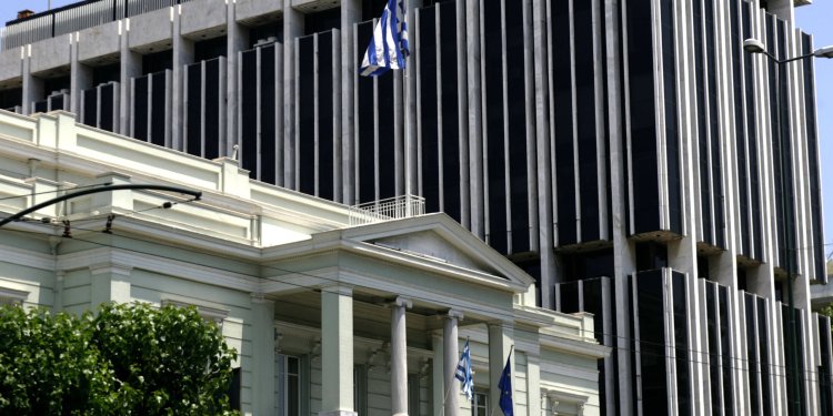 Το Υπουργείο Εξωτερικών προς τους Έλληνες πολίτες στο Ισραήλ: «Παραμείνετε σε ασφαλές μέρος»