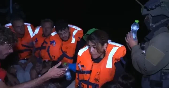 Ο ισραηλινός στρατός κατέλαβε το Madleen που κατευθυνόταν προς τη Γάζα – Οι επιβαίνοντες θα επιστρέψουν στις χώρες τους Ο ισραηλινός στρατός κατέλαβε το Madleen που κατευθυνόταν προς τη Γάζα – Οι επιβαίνοντες θα επιστρέψουν στις χώρες τους