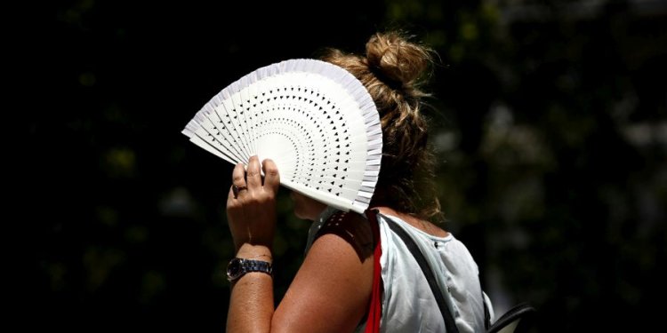 Εκ νέου συστάσεις της Πολιτικής Προστασίας προς τους πολίτες για τον καύσωνα Εκ νέου συστάσεις της Πολιτικής Προστασίας προς τους πολίτες για τον καύσωνα