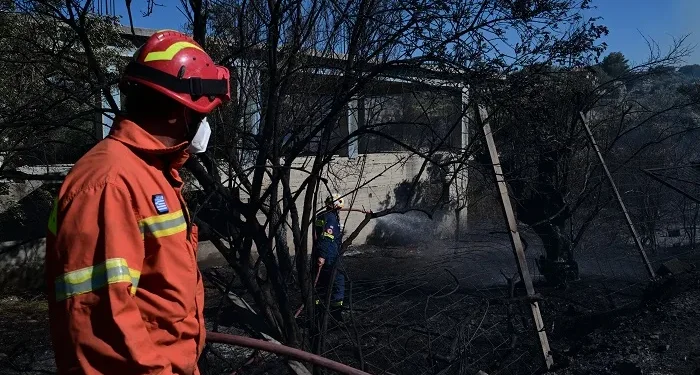 Σε επιφυλακή η Πυροσβεστική για τυχόν αναζωπυρώσεις σε Ανατ. Αττική και Ιεράπετρα – Ποιες περιοχές είναι σήμερα σε «κόκκινο» συναγερμό