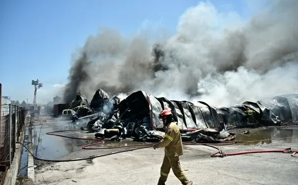 Έκτακτα μέτρα από την Περ. Στερεάς Ελλάδας για τους καπνούς από τη φωτιά σε εργοστάσιο στην Αυλίδα