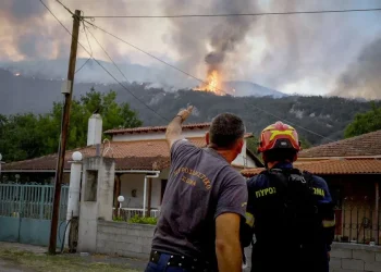 Αναζωπύρωση της πυρκαγιάς στον Φενεό – 112 για απομάκρυνση των κατοίκων από Μάτι, Αχλαδέα και Αμυγδαλέα