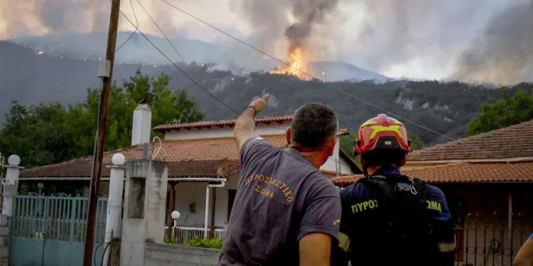 Αναζωπύρωση της πυρκαγιάς στον Φενεό – 112 για απομάκρυνση των κατοίκων από Μάτι, Αχλαδέα και Αμυγδαλέα