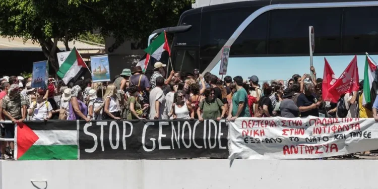 Επεισόδια και προσαγωγές στη διαμαρτυρία για το ισραηλινό κρουαζιερόπλοιο – FANTOMAS.GR