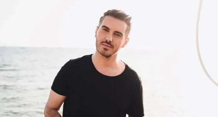 Ο Μιχάλης Χατζηγιάννης στο Δημοτικό Θέατρο Λυκαβηττού Ο Μιχάλης Χατζηγιάννης στο Δημοτικό Θέατρο Λυκαβηττού