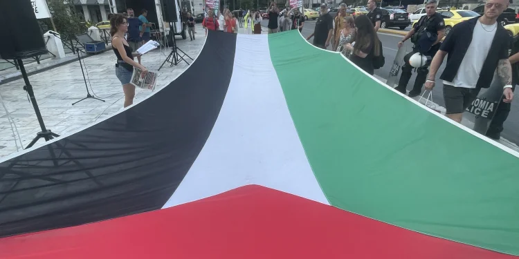 Συγκέντρωση αλληλεγγύης προς τον λαό της Παλαιστίνης πραγματοποιεί έξω από τη Βουλή η παλαιστινιακή παροικία Ελλάδος