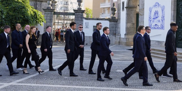 Συγκίνηση στην Πορτογαλία: Πλήθος κόσμου στην κηδεία του Ντιόγκο Ζότα (live)