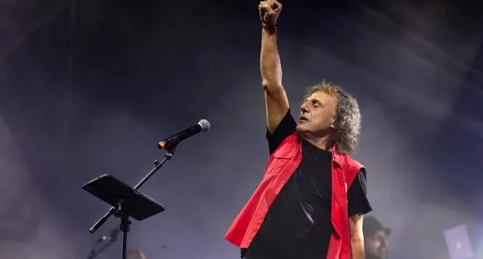 Ο Βασίλης Παπακωνσταντίνου ολοκληρώνει την περιοδεία του στο Θέατρο Βράχων