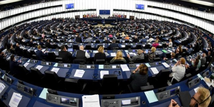 Βόρεια Μακεδονία: Αφαιρούνται οι αναφορές σε «μακεδονική εθνική ταυτότητα και γλώσσα» από την ευρωπαϊκή Έκθεση Προόδου για τη χώρα
