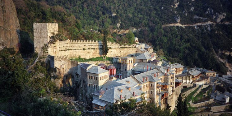 Φωτιά σε φορτηγό που έπεσε σε χαράδρα στο Άγιο Όρος