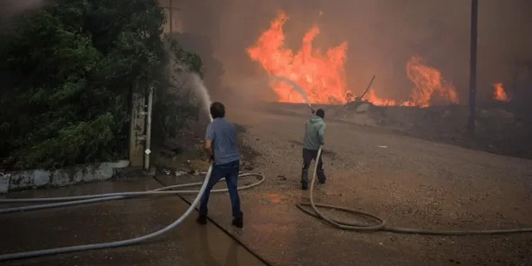 Μάχη με τις αναζωπυρώσεις σε όλα τα μέτωπα της φωτιάς – Νέο μήνυμα του 112 στην Εύβοια – Τεράστια καταστροφή στα Κύθηρα Μάχη με τις αναζωπυρώσεις σε όλα τα μέτωπα της φωτιάς – Νέο μήνυμα του 112 στην Εύβοια – Τεράστια καταστροφή στα Κύθηρα