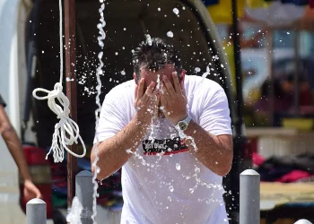 Σε κλοιό καύσωνα η χώρα – Το θερμόμετρο σήμερα έως και 43 βαθμούς – Σε ποιες περιοχές είναι υψηλός ο κίνδυνος πυρκαγιάς