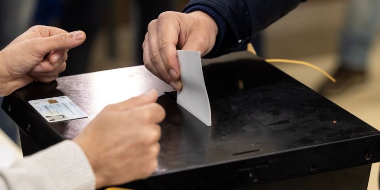 Δημοσκόπηση Real Polls: Κατάρρευση ΝΔ στο 23% – Πάνω από 18% θα ψήφιζαν κόμμα Τσίπρα