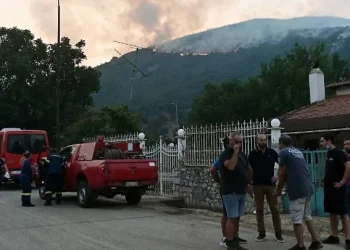 Βελτιωμένη η εικόνα της πυρκαγιάς στον Φενεό Κορινθίας – Χωρίς ενεργό μέτωπο