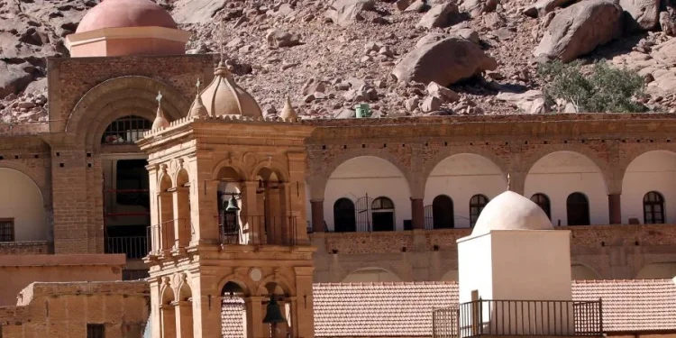 Για τις εξελίξεις στη Μονή Αγίας Αικατερίνης του Σινά, εξέδωσε ανακοίνωση η τομεάρχης Εξωτερικών του ΣΥΡΙΖΑ σημειώνοντας ότι “σε μια ιδιαίτερα ευαίσθητη συγκυρία για το ιδιοκτησιακό της μέλλον, μαρτυρούν ότι η ΙΧ εξωτερική πολιτική της κυβέρνησης Μητσοτάκη αποτελεί κίνδυνο για τα συμφέροντα της πατρίδας μας. Η κυβέρνηση φέρει βαρύτατη ευθύνη για την ολιγωρία της και τους λάθος χειρισμούς της έναντι της κυβέρνησης της Αιγύπτου.