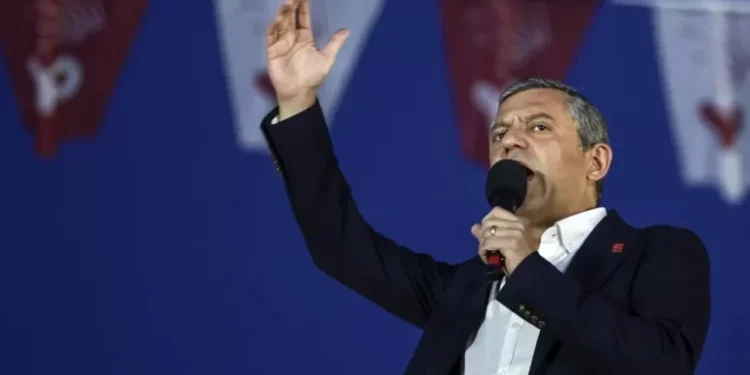Φίμωση της αντιπολίτευσης: Ο Ερντογάν συνεχίζει το σχέδιό με μια ακόμη εισαγγελική έρευνα κατά του προέδρου του CHP, Οζγκιούρ Οζέλ