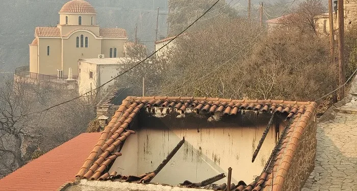 Σε εξέλιξη για τρίτη ημέρα η πυρκαγιά στη Χίο, όπου τη νύχτα ενεργοποιήθηκε και πάλι το 112 καλώντας τους κατοίκους στην περιοχή Καμπιά να απομακρυνθούν προς Καρδάμυλα. Επιχειρούν από αέρος δυο αεροσκάφη και έξι ελικόπτερα. Σε εξέλιξη για τρίτη ημέρα η πυρκαγιά στη Χίο, όπου τη νύχτα ενεργοποιήθηκε και πάλι το 112 καλώντας τους κατοίκους στην περιοχή Καμπιά να απομακρυνθούν προς Καρδάμυλα. Επιχειρούν από αέρος δυο αεροσκάφη και έξι ελικόπτερα.