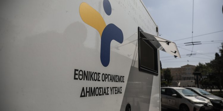 Κλιμάκιο του ΕΟΔΥ έχει μεταβεί στη Τζιά, ήδη από την Παρασκευή (22/08), για να πραγματοποιήσει επιδημιολογική διερεύνηση, να λάβει βιολογικά και περιβαλλοντικά δείγματα προκειμένου να διερευνηθεί πιθανή πηγή αλλά και το παθογόνο που προκαλεί την γαστρεντερίτιδα.