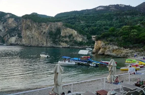 Καλά στην υγεία του είναι ο νεαρός τουρίστας που εγκλωβίστηκε σε δύσβατο σημείο με βράχια κάτω από το μοναστήρι στην περιοχή της Παλαιοκαστρίτσας.