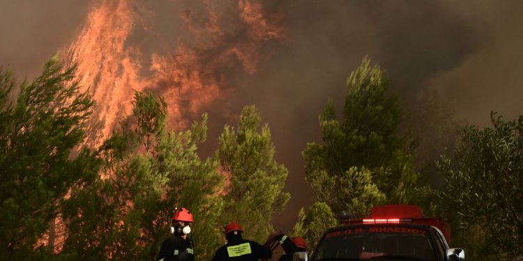Σε εξέλιξη αλλά με διάσπαρτες εστίες παραμένει ενεργή η δασική πυρκαγιά στη Βοβούσα Ιωάννινων που είναι σε δύσβατη περιοχή και δεν απειλεί οικισμό .