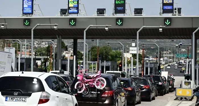 Πολύ πυκνή κίνηση οχημάτων στην Αθηνών – Κορίνθου στο ρεύμα εισόδου προς την πρωτεύουσα, από το ύψος της Κινέττας.