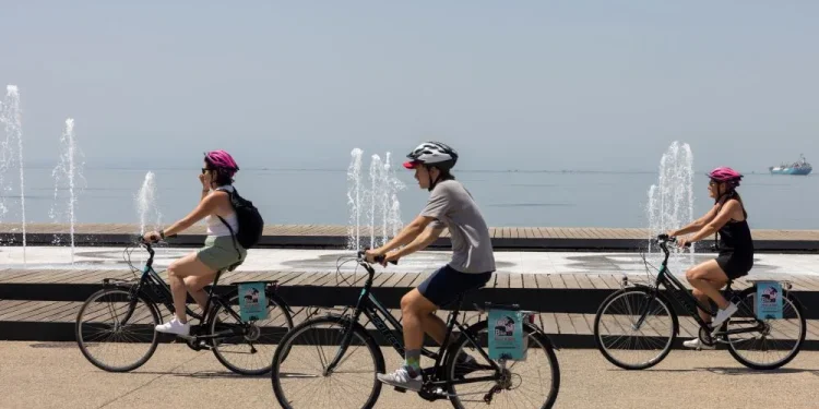 Γενικά αίθριος προβλέπετε για αύριο Κυριακή ο καιρός με πρόσκαιρες νεφώσεις το μεσημέρι – απόγευμα στα ηπειρωτικά, κυρίως τα δυτικά, όπου θα σημειωθούν τοπικοί όμβροι στα ορεινά. Γενικά αίθριος προβλέπετε για αύριο Κυριακή ο καιρός με πρόσκαιρες νεφώσεις το μεσημέρι – απόγευμα στα ηπειρωτικά, κυρίως τα δυτικά, όπου θα σημειωθούν τοπικοί όμβροι στα ορεινά.