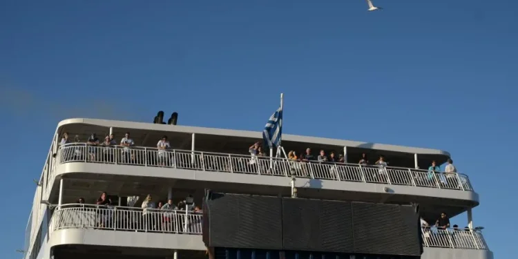Συναγερμός σήμανε το μεσημέρι στη θαλάσσια περιοχή μεταξύ Κέας και Μακρονήσου, όταν το επιβατηγό-οχηματαγωγό πλοίο «ΙΟΝΙΣ» υπέστη μπλάκ άουτ, με αποτέλεσμα την προσωρινή ακινητοποίησή του.