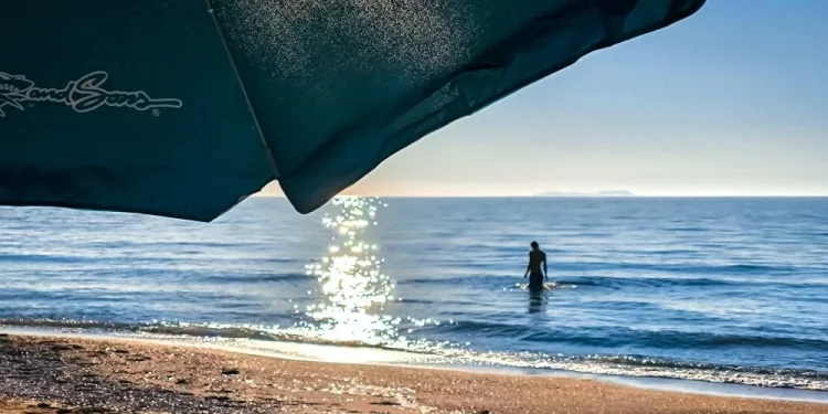 Γενικά αίθριος θα είναι σήμερα ο καιρός. Πρόσκαιρες νεφώσεις αναμένονται στα βόρεια και στην Εύβοια και τις μεσημεριανές και απογευματινές ώρες στα υπόλοιπα ηπειρωτικά και την Κρήτη. Τοπικοί όμβροι και μεμονωμένες καταιγίδες κυρώς στα ορεινά της δυτικής χώρας και της Πελοποννήσου και πιθανώς ασθενείς τοπικές βροχές τις πρωινές ώρες στην Εύβοια.