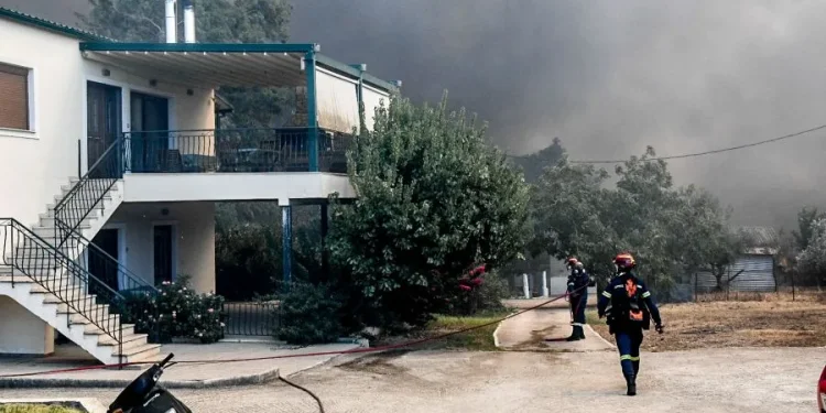 Σε πλήρη εξέλιξη είναι η πυρκαγιά που ξέσπασε αρχικά στην περιοχή Φλογεραίικα Ερυμάνθου στην Αχαΐα και λόγω των ανέμων έλαβε μεγάλες διαστάσεις και έτσι εκδόθηκαν νέα 112 για απομάκρυνση των κατοίκων από τις περιοχές Καμενίτσα, Αχαϊκό, Διδαχέικα, Αλισσός, Λουσικά, Σπαλιαρέικα, προς την Κάτω Αχαΐα.