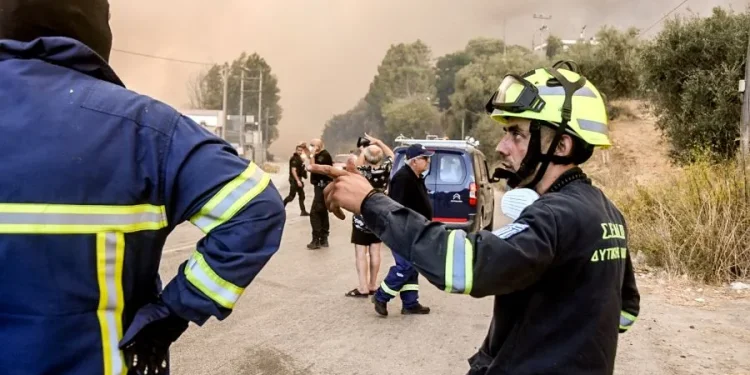 Mηνυμα από το 112 καλεί τους κατοίκους απο τα χωριά Ανωγειατά και Παντάνασσα του Δήμου Αρταίων να φύγουν από τους οικισμούς λόγω δασικής πυρκαγιάς. Οι αρχές ενημερώνουν τους πολίτες να απομακρυνθούν προς την πόλη της Άρτας και να ακολουθούν πιστά τις οδηγίες των αρμόδιων φορέων. Το μήνυμα εκδόθηκε από το Πυροσβεστικό Σώμα Ελλάδας σε συνεργασία με την Ελληνική Αστυνομία.