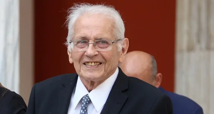 Την Τετάρτη στις 12.00 στον Ιερό Ναό Αγίων Θεοδώρων του Α’ Νεκροταφείου Αθηνών θα ψαλεί η νεκρώσιμος ακολουθία για τον Δημήτρη Κωνσταντάρα, που έφυγε χθες από τη ζωή σε ηλικία 79 ετών.