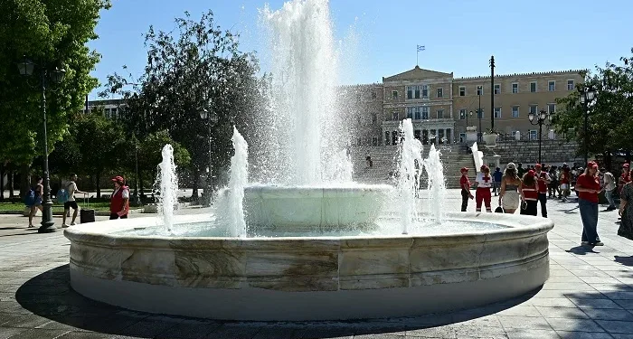 Σε λειτουργία και πάλι το συντριβάνι στην πλ. Συντάγματος – Η πρώτη συντήρηση μετά από 153 χρόνια – Αθήνα 9,84