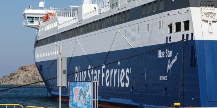 Απαγορεύθηκε προσωρινά ο απόπλους του επιβατηγού-οχηματαγωγού πλοίου «Blue Star Mykonos» από το λιμάνι του Πειραιά, λόγω δυσλειτουργίας του συστήματος ελέγχου καυσαερίων.
