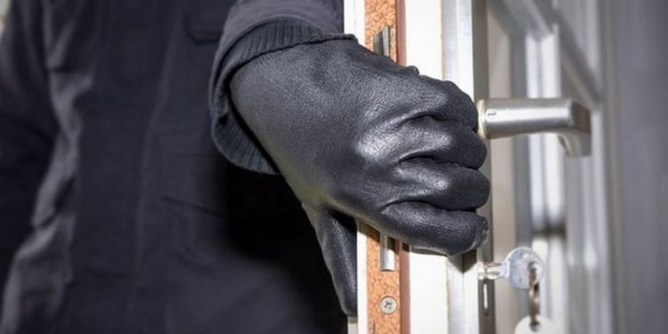 Συνελήφθησαν 5 ανήλικοι και ένας 19χρονος για διάρρηξη κοινωνικού φαρμακείου στις Αχαρνές Συνελήφθησαν 5 ανήλικοι και ένας 19χρονος για διάρρηξη κοινωνικού φαρμακείου στις Αχαρνές